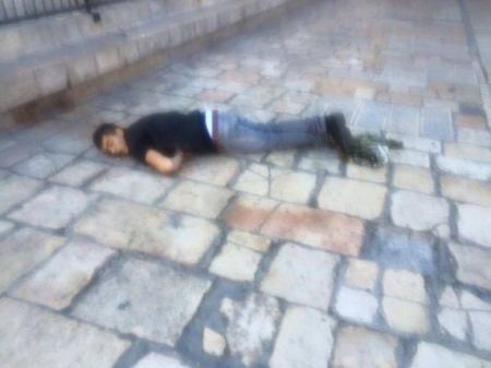 اصابة شرطيين واستشهاد المنفذ في القدس 